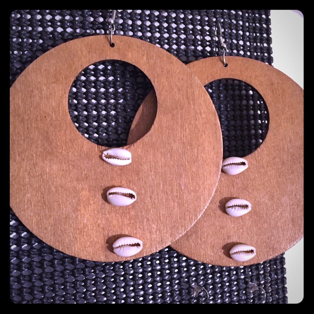 Wood and cowrie shells